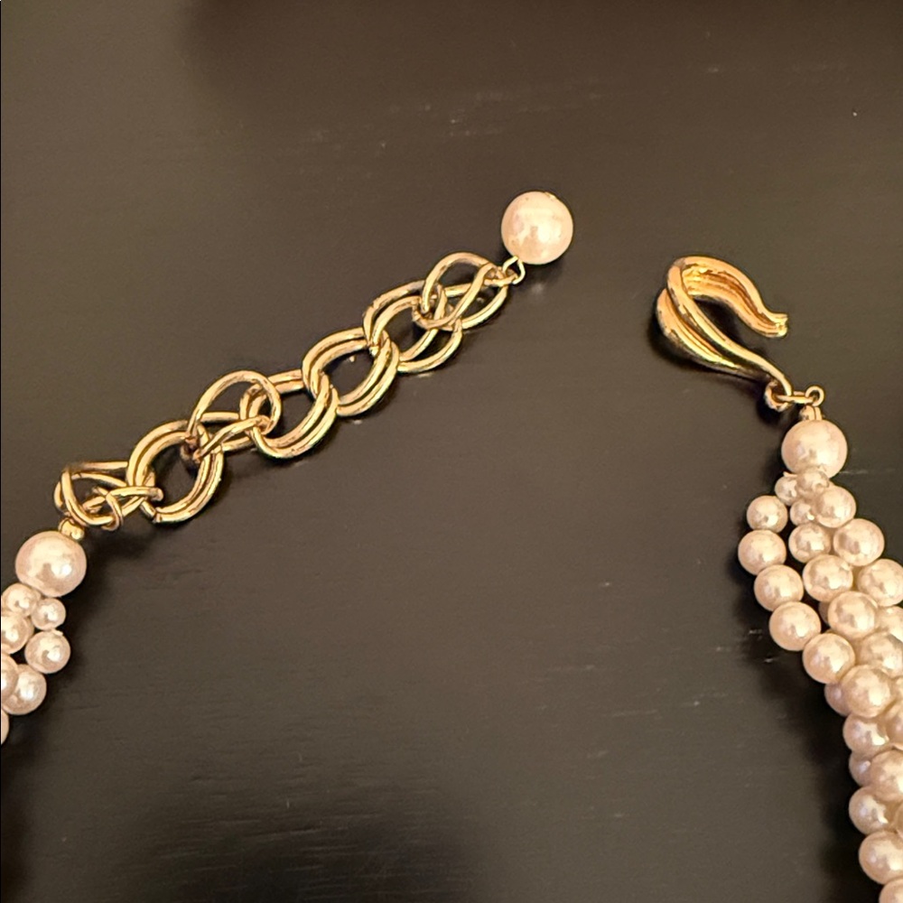 vintage triple-stranded twisted faux pearl beaded choker with a gold-tone clasp - Picture 3 of 4